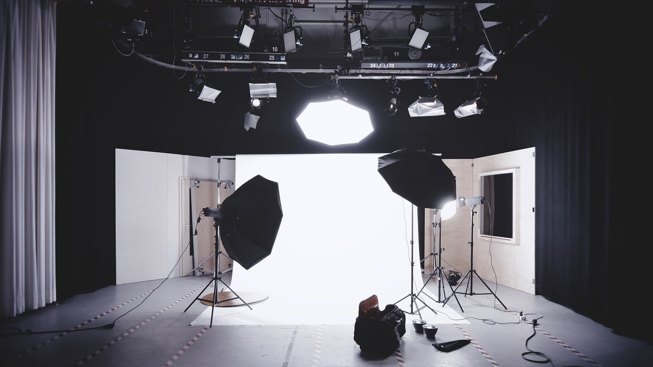 K:\SEO\Andy\Article\Under Review by Guest authors\Elly Camron - Best Portable Lighting Kit